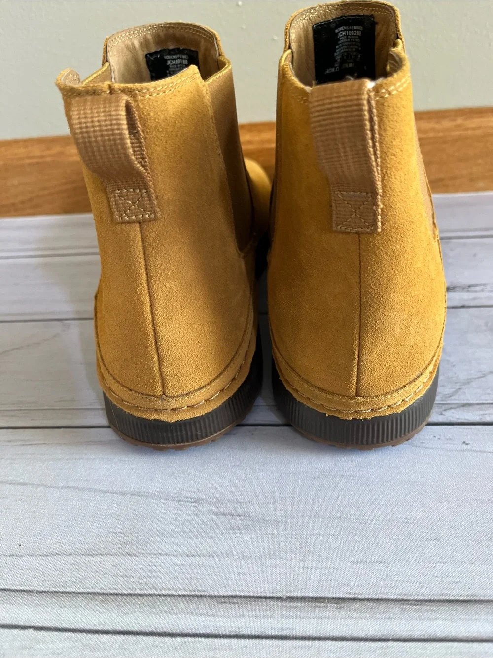 New women’s Chaco Paonia Chelsea pull on suede waterproof ankle boot. Size 10